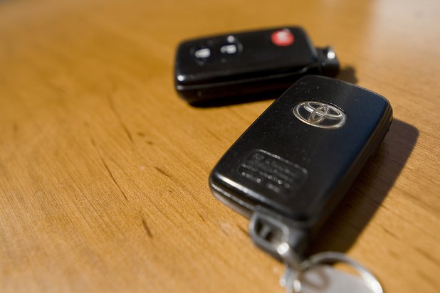 replace battery in toyota keyless remote #4