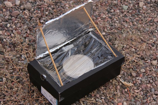 How to Make a Shoebox Solar Oven (Photo: Alexandra Barry/Demand Media 