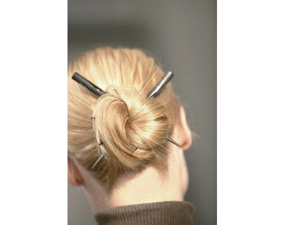 How to accomplish an important Sweet as well as Quick Tangled Bun for the purpose of Get Distance Wild hair Through Bangs