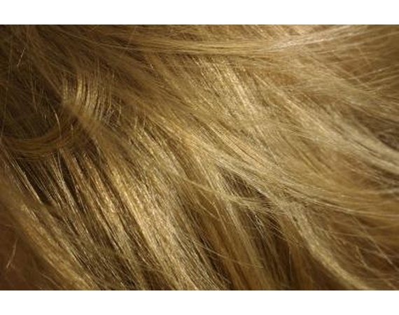 How to Remove Chlorine Buildup From Hair