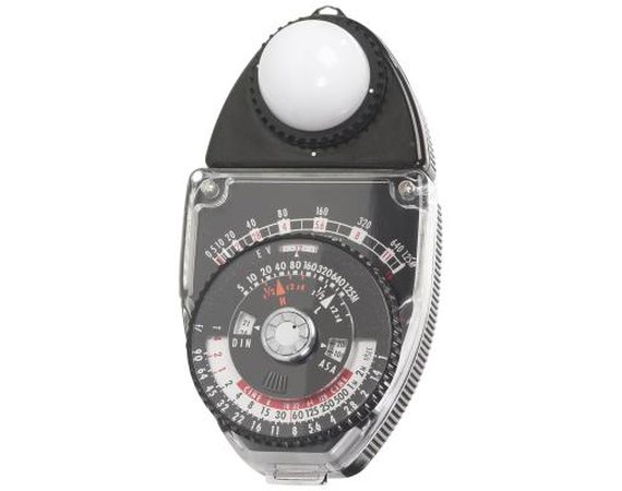 How to Use an Analog Light Meter