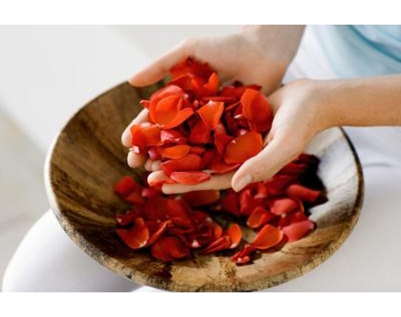 How to Make a Natural Face Mask with Rose Water