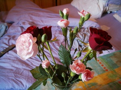 Centerpiece Ideas Using Red Pink Roses thumbnail