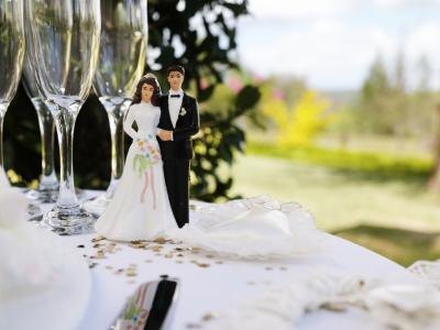Wholesale Wedding on How To Buy Wedding Decorations Wholesale   Ehow Com