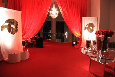 Masquerade Wedding Centerpieces on Table Decorations For A  Phantom Of The Opera  Theme   Ehow Com