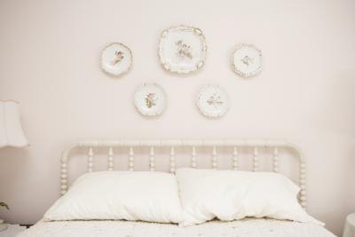 Wrought Iron Baby Beds on How To Decorate A Room With A White Wrought Iron Bed   Ehow Com