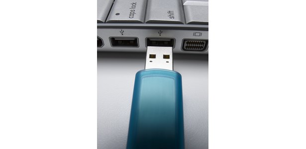 How to Save Files to a USB Flash Drive thumbnail