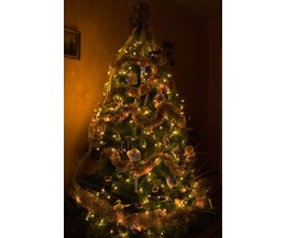 easiest way to put lights on a christmas tree ehow easiest way to put lights on a christmas tree ehow