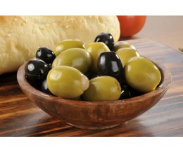 Black Olives Vs. Green Olives | eHow