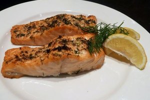 What's for dinner? Easy, healthy broiled salmon!