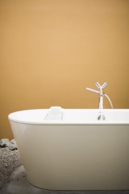 What to Use to Repair a Pinhole in a Bathtub