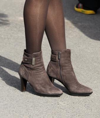 What Has gone Effectively With the help of Taupe Suede Boot footwear? 