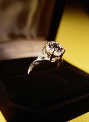 How to Clean a Diamond Ring With Rhodium Plating