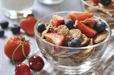 A bowl of fiber cereal with berries