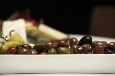 Olives offer a low carbohydrate snack.