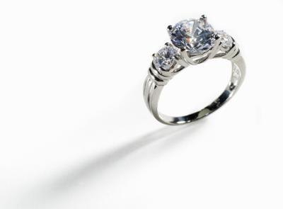 How to Clean a Platinum Diamond Ring With Alcohol
