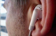 An Apple In-Ear Headphones set lets you remotely adjust the volume.