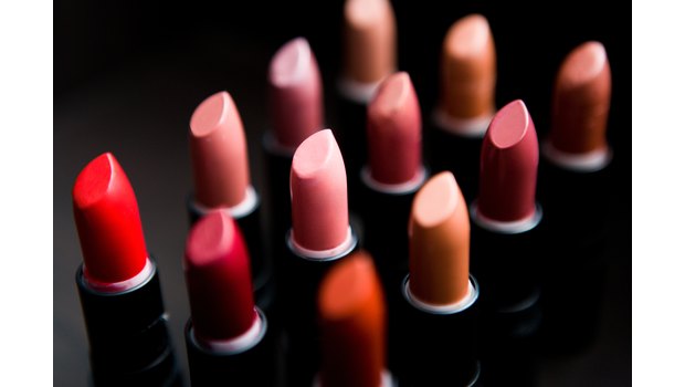Lori Taylor, pro lead artist for Smashbox Cosmetics, and veteran of Fashion Week Los Angeles and the MTV Video Music Awards, gives the scoop on how to choose colors that flatter your skin tone. (Photo: Jupiterimages/Photos.com/Getty Images) Lori Taylor, pro lead artist for Smashbox Cosmetics, and veteran of Fashion Week Los Angeles and the MTV Video Music Awards, gives the scoop on how to choose colors that flatter your skin tone. (Photo: Jupiterimages/Photos.com/Getty Images)