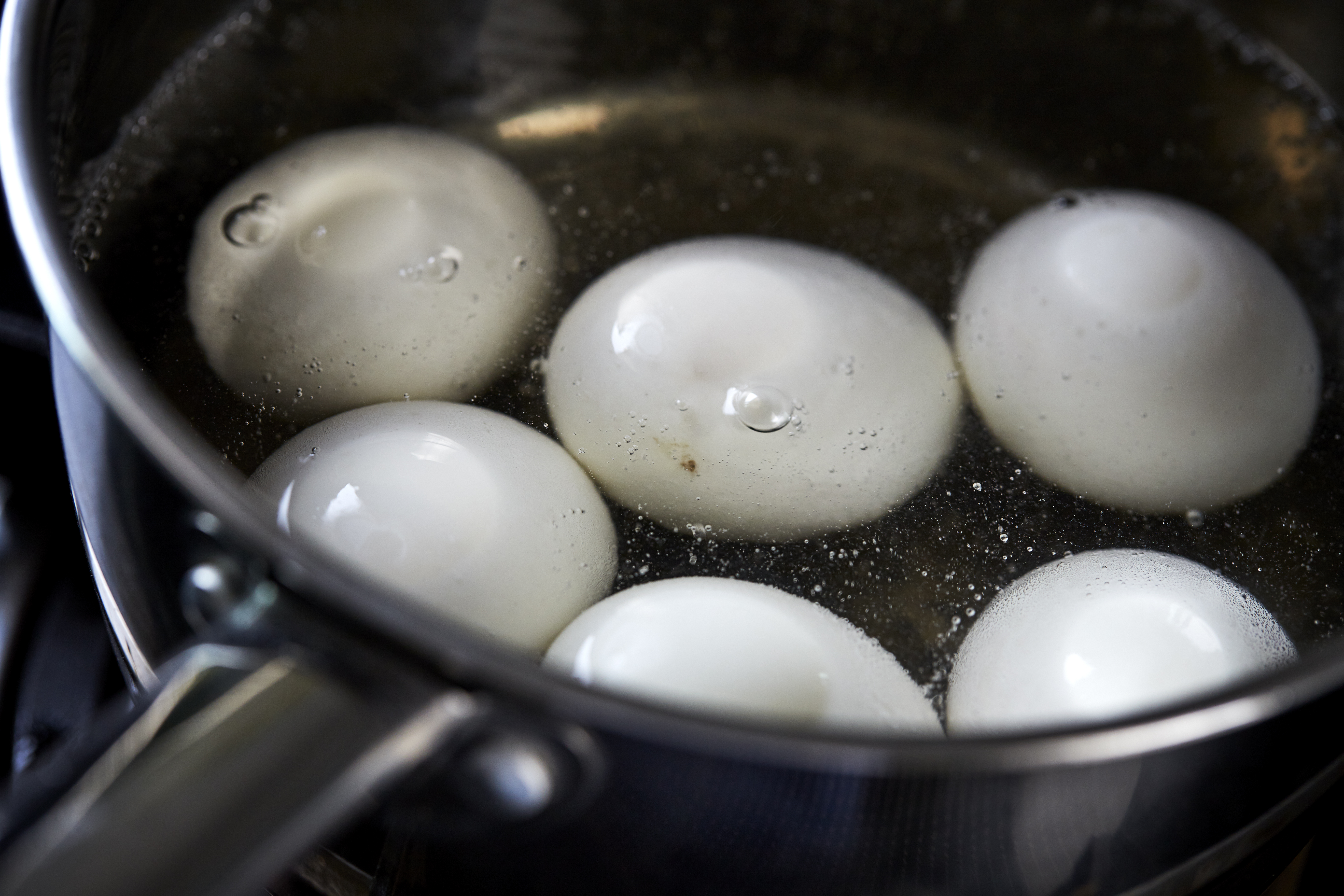 Плавающее яйцо. Серый цвет яйца после варки. Опыт плавающее яйцо. Яйца варятся на плите. Почему лопаются яйца