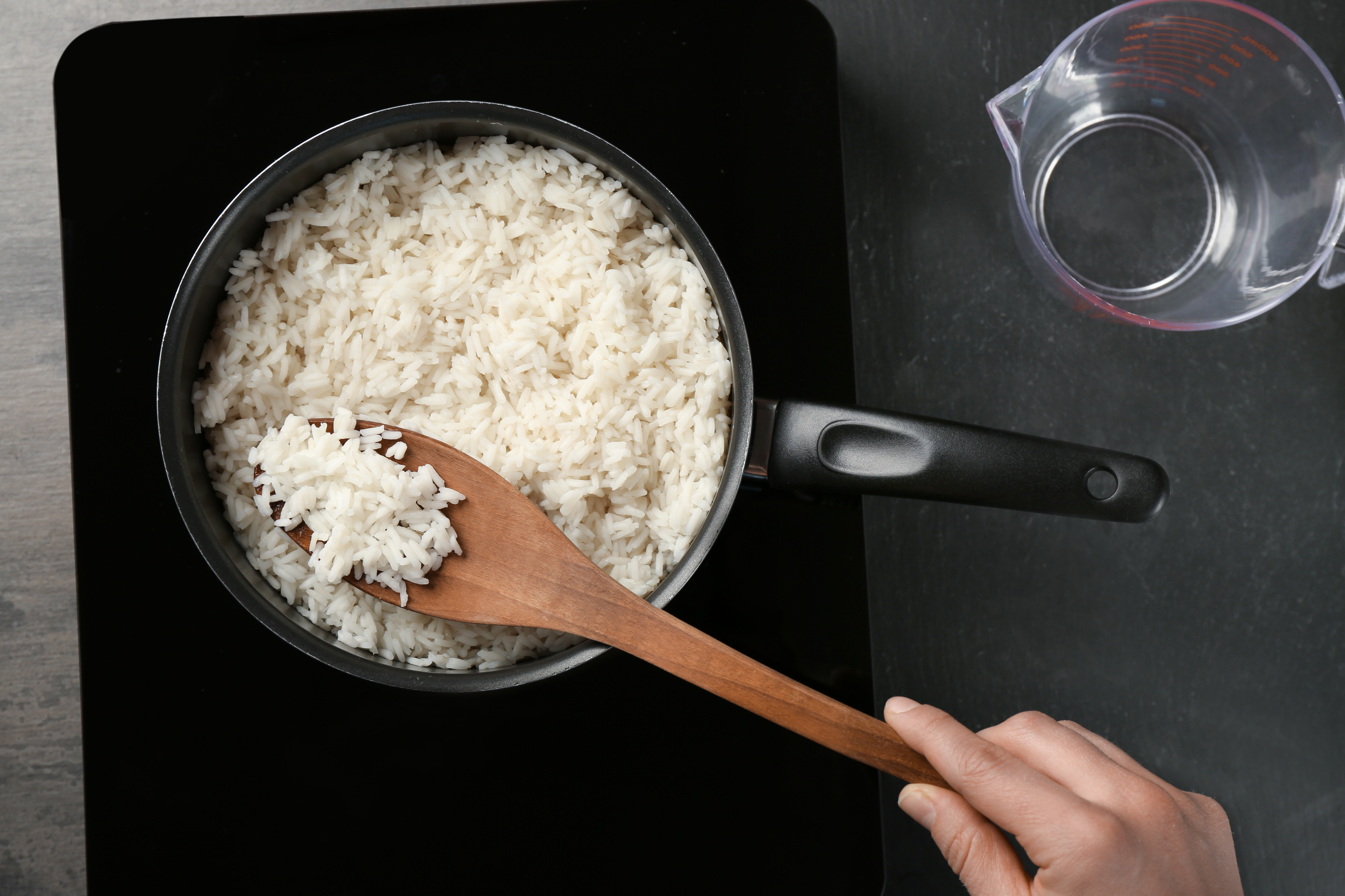 Рис в кипящую или холодную. Рис в кастрюле. Рисовая каша в сковороде. Рис на сковороде. Рис насыпать в кастрюлю.