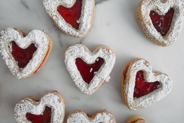 Cute Bear Hugging a Heart cookie cutter - Bake teddy bear shaped biscuits  for Valentine's Day, Fondant Cutter, Clay Cutter