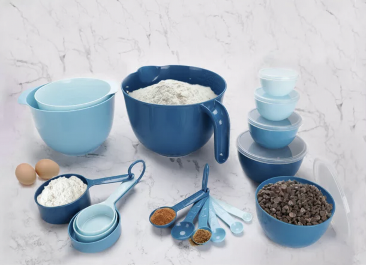 Pioneer Woman Mixing Bowl Set with Lids -$24.50 (reg. $49.00)