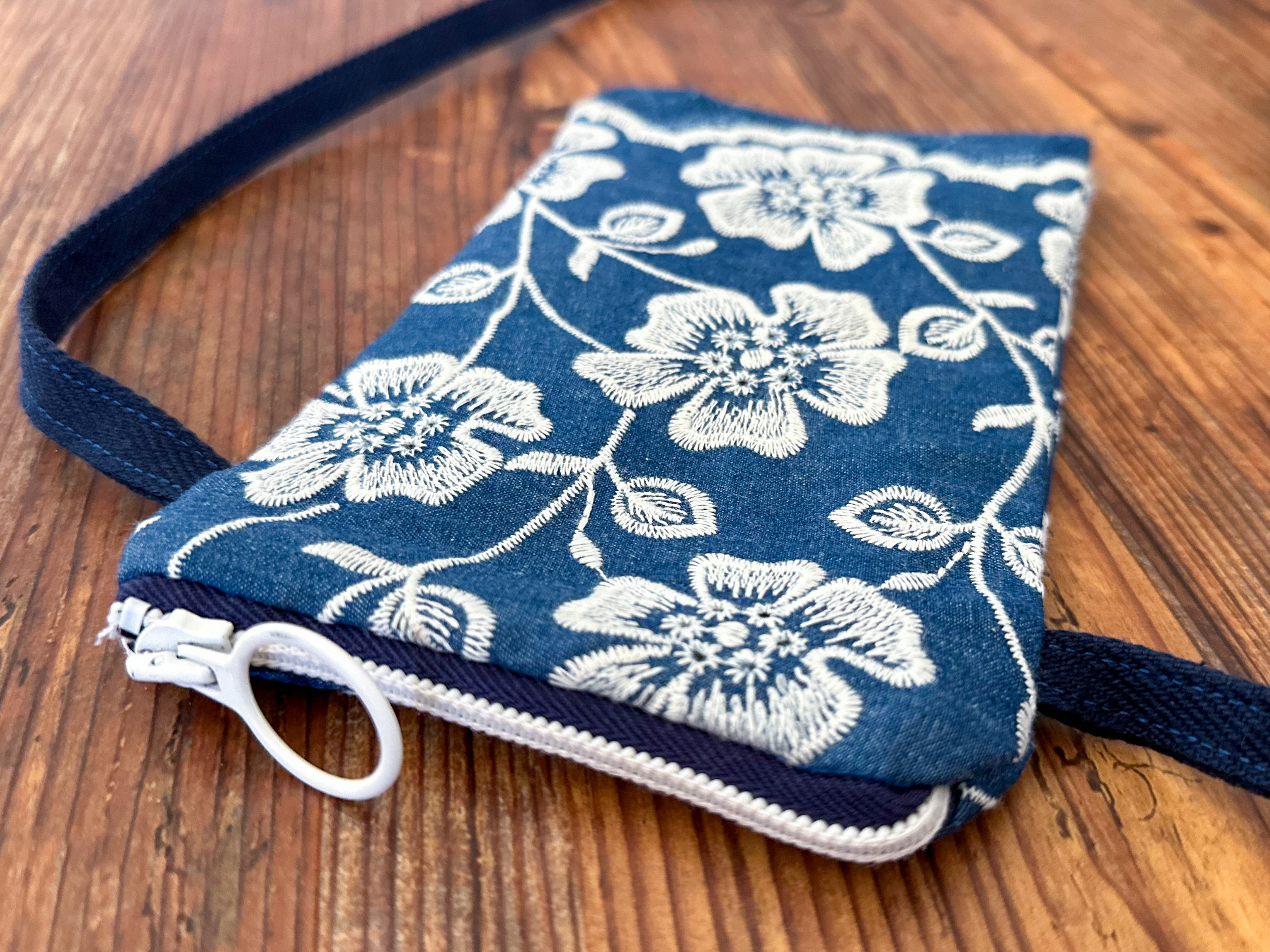 How to Sew a Baguette Bag - free sewing pattern for a small purse!