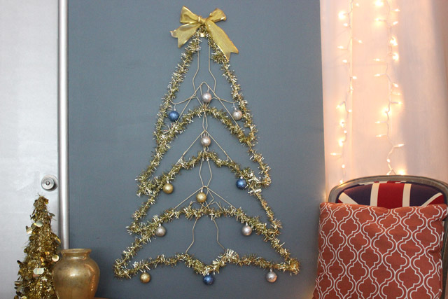 How to Make an Easy Chicken Wire Christmas Card Tree