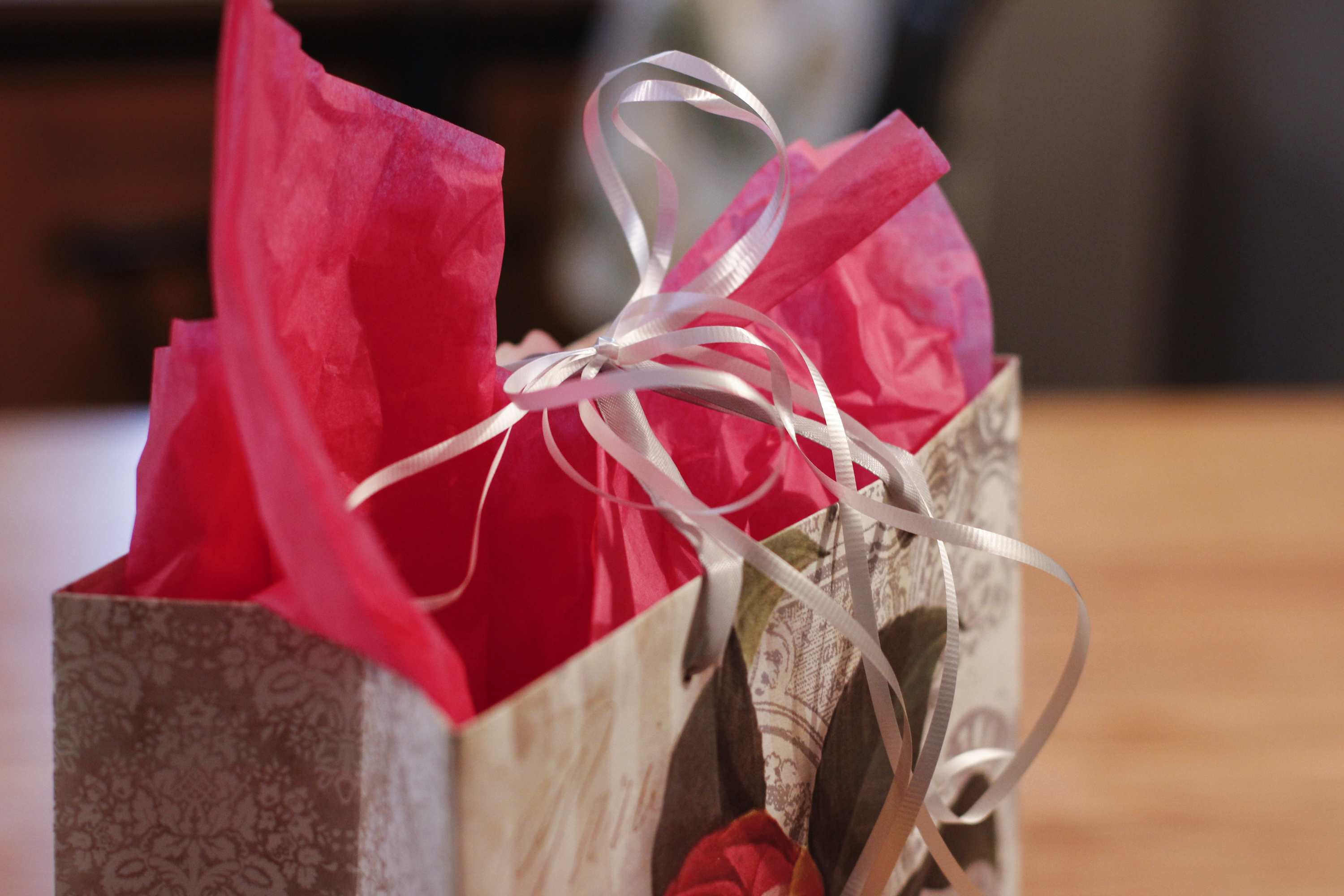 How to Put Tissue Paper in a Gift Bag