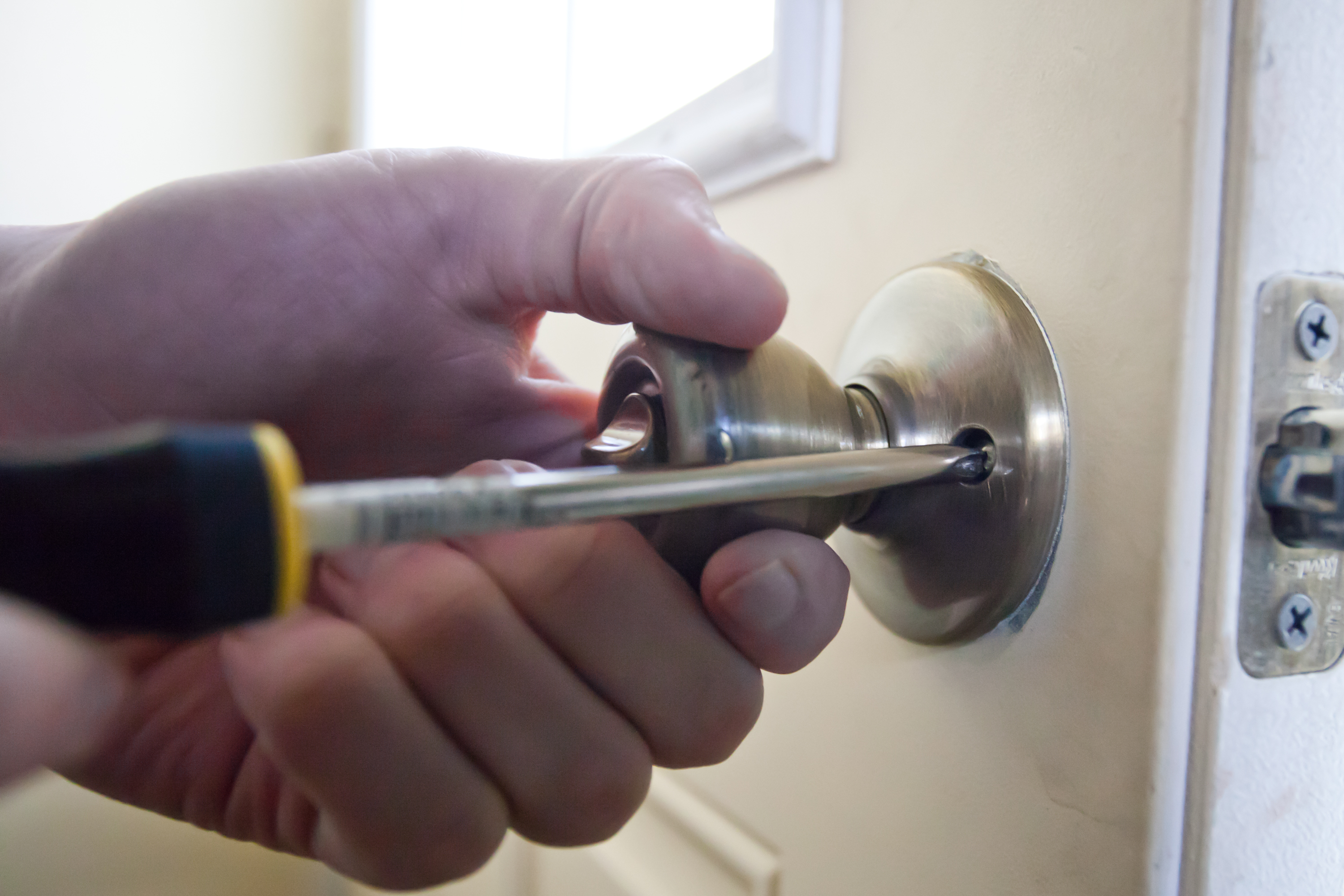 lock - How do I fix an exterior door knob that will unlock but not turn? -  Home Improvement Stack Exchange
