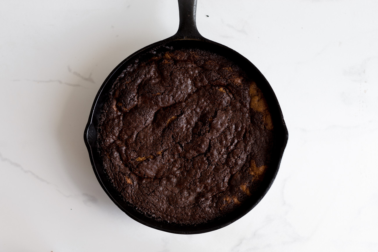 Half Brownie and Half Cookie, Includes Cast Iron Skillet