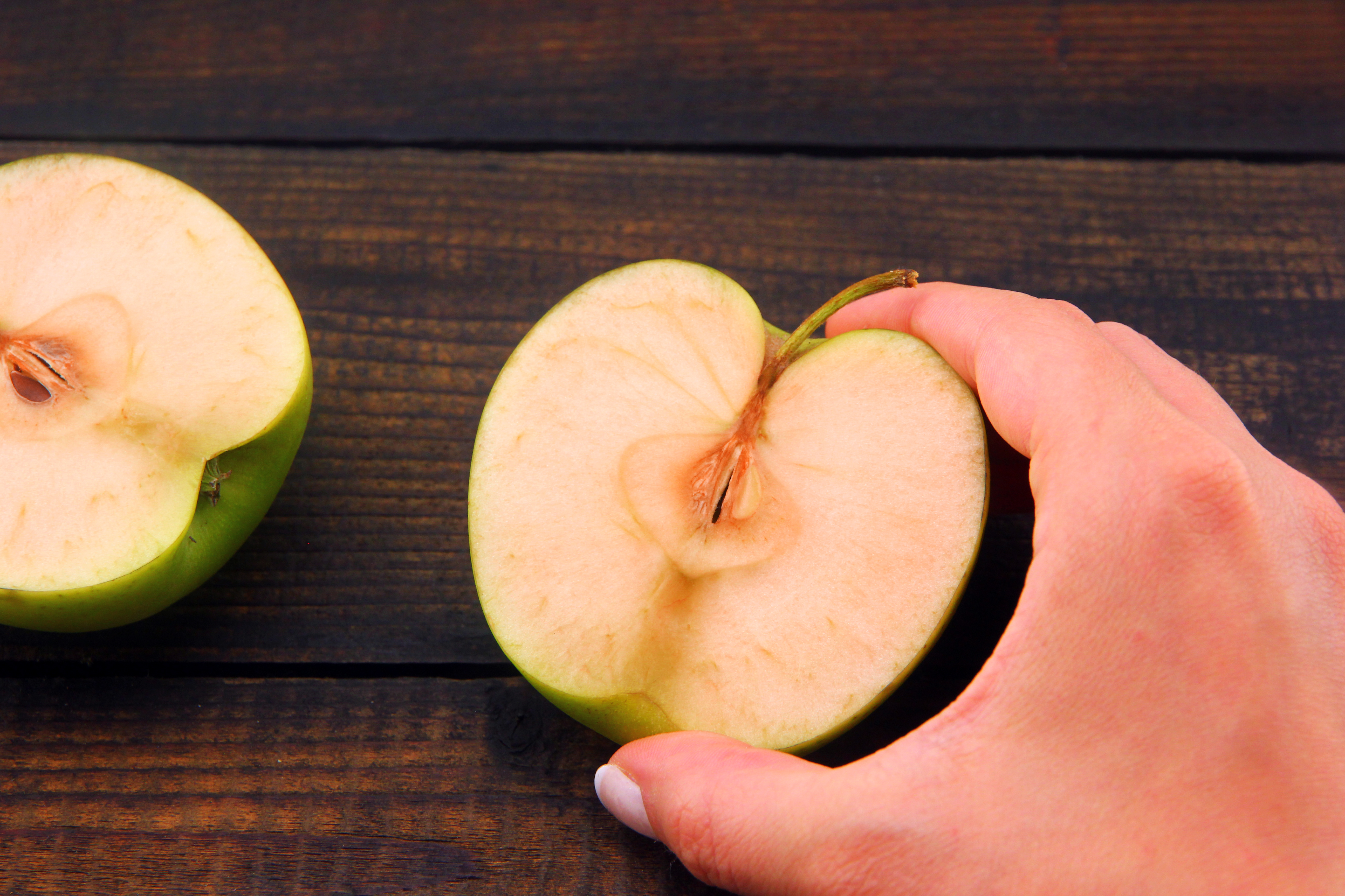 Does a Kiwifruit Turn Brown After Being Sliced?