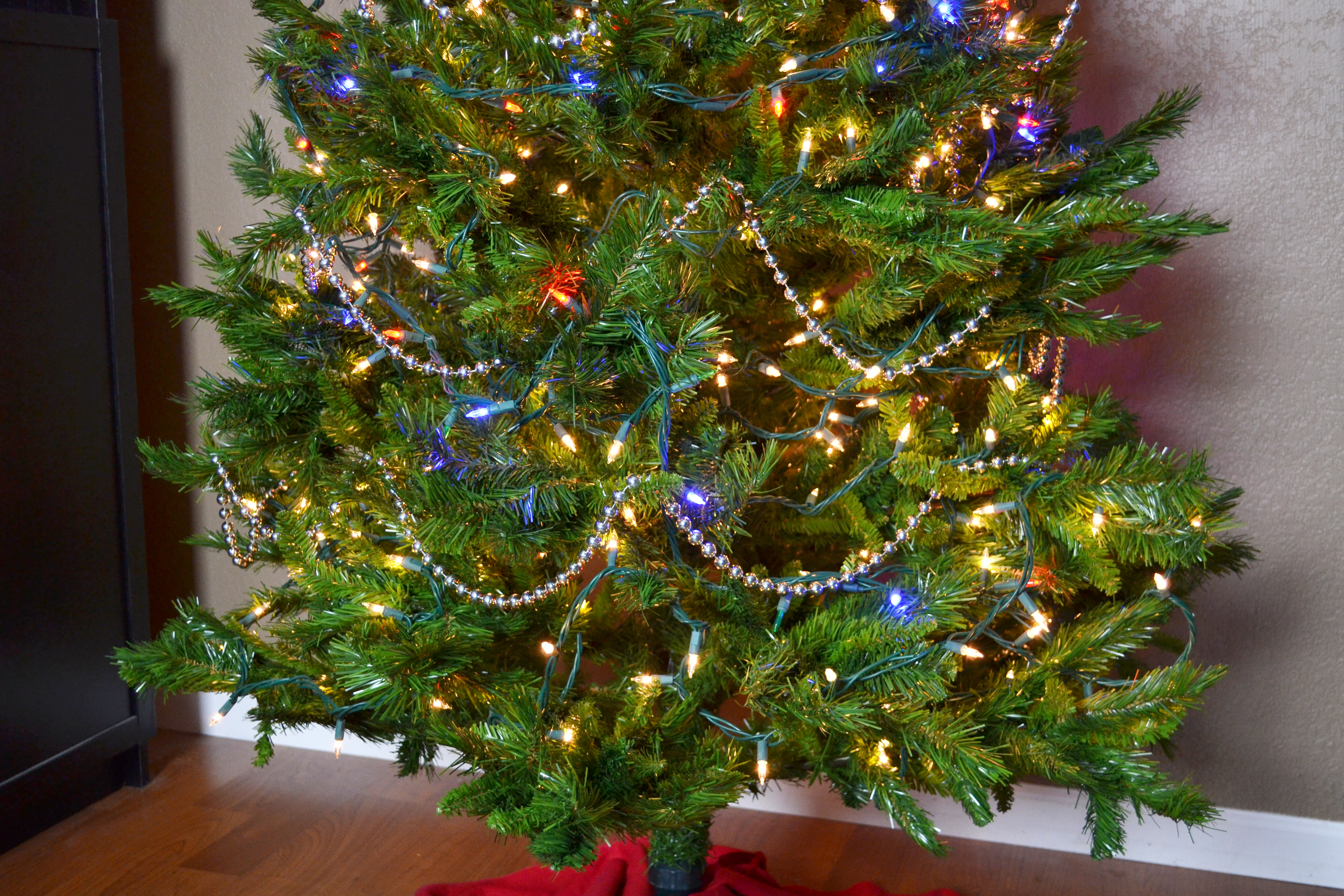 How to String Beads on a Christmas Tree