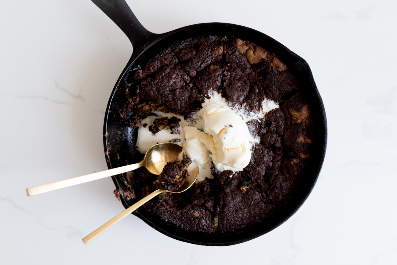 Half Brownie and Half Cookie, Includes Cast Iron Skillet