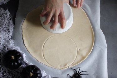 Cutting circles from dough with bowl