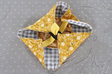 When you show up carrying your fresh pie in this fabric pie carrier, everyone is going to want to know which boutique sells them. Won't they be surprised when you tell them you made it yourself.