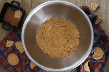 Mix gingersnap crumbs with spices