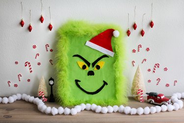 DIY The Grinch gift wrap