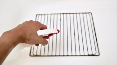 Cleaning oven racks with vinegar and baking soda