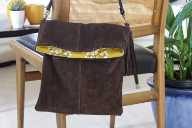Whether you're on vacation, shopping at the store, strolling through the park or enjoying an afternoon at the zoo, a cross bodybag is a must have item.