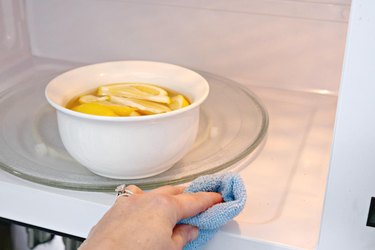 How to clean microwaves with lemon
