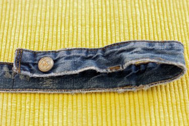 If your leash has seen better days or you just want to make something different for your walks in the park, make a new one from the waistbands of a couple of old pairs of jeans.