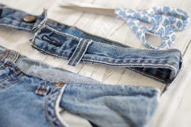 If your leash has seen better days or you just want to make something different for your walks in the park, make a new one from the waistbands of a couple of old pairs of jeans.