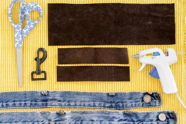 If your leash has seen better days or you just want to make something different for your walks in the park, make a new one from the waistbands of a couple of old pairs of jeans.