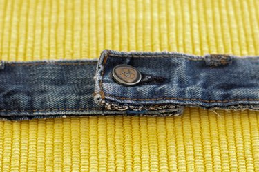 If your leash has seen better days or you just want to make something different for your walks in the park, make a new one from the waistbands of a couple of old pairs of jeans.