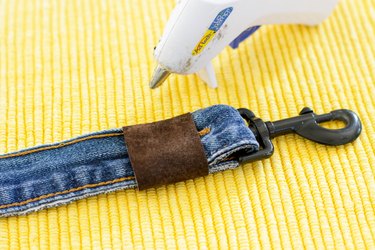 If your leash has seen better days or you just want to make something different for your walks in the park, make a new one from the waistbands of a couple of old pairs of jeans.