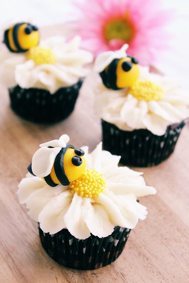 daisy bee cupcakes