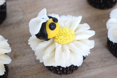 bumblebee daisy cupcake