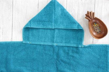 Nothing like staying wet to beat the heat. But when it's time to dry off, don't just use any old towel, nope, wrap your kids up in a DIY hooded towel they can wear.