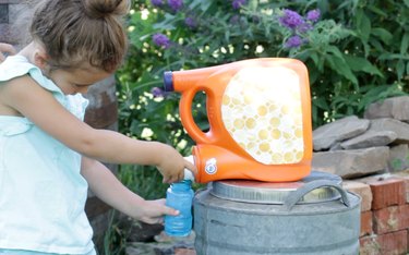 This summer, give your kids the gift of endless bubbles by transforming an empty detergent bottle with a pour spout into a bubble station for kids.